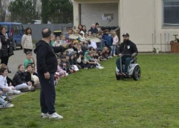 Forte dei Marmi, i falconieri conquistano gli studenti con i rapaci delle rupi di Porta