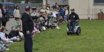 Forte dei Marmi, i falconieri conquistano gli studenti con i rapaci delle rupi di Porta