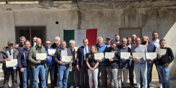 Chiaravalle Centrale (Catanzaro), consegnati i riconoscimenti ai cacciatori per il restauro del monumento ai caduti