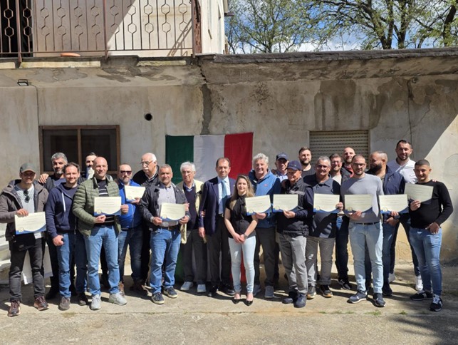 Chiaravalle Centrale (Catanzaro), consegnati i riconoscimenti ai cacciatori per il restauro del monumento ai caduti