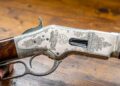 Uberti omaggia i 500 anni di Beretta con un Winchester in argento
