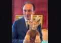 Stambecco non cacciabile, il governatore del Piemonte Cirio festeggia con un…peluche