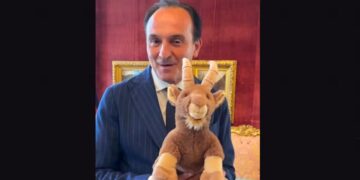 Stambecco non cacciabile, il governatore del Piemonte Cirio festeggia con un…peluche