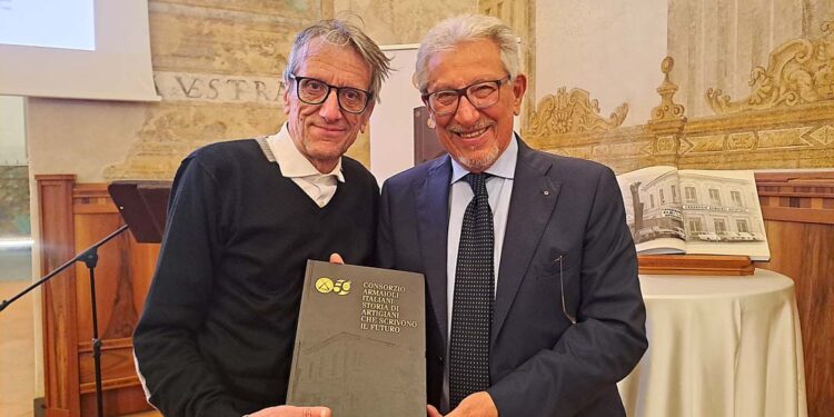 Pedersoli con Patrizio Ferraglio che ha curato il volume “Consorzio armaioli italiani: storia di artigiani che scrivono il futuro”.