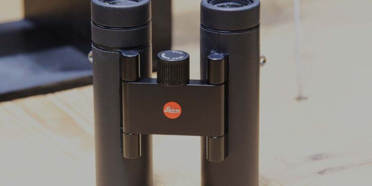 Il piccolo Noctivid 8x25 Leica pesa circa 750 grammi