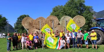Allevatori ostaggio dei selvatici nel Comasco: per loro una carovana solidale con 12mila kg di fieno