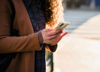 Caccia all’estero: cosa preparare sullo smartphone quando la rete non è garantita