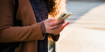 Caccia all’estero: cosa preparare sullo smartphone quando la rete non è garantita