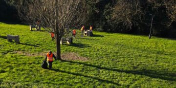 Cacciatori protagonisti nella Bergamasca con la raccolta di rifiuti e lezioni per i più piccoli