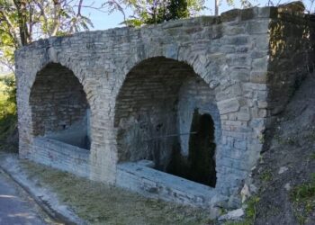 Ad Apiro (Macerata) i cacciatori ripristinano la Fonte storica rurale