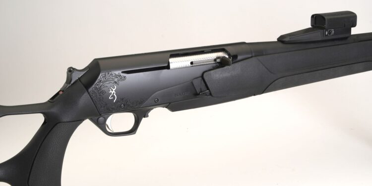 La Bar 4X Elite con carcassa in lega leggera incisa, calciatura polimerica thumbhole con sovrainiezione di pannellature in gomma su pistola e astina, che rendono l’impugnatura salda in tutte le condizioni.